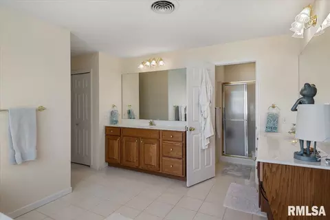 Bath - 2612 Dickens Dr, Springfield, IL 62711 photo 4 of 6