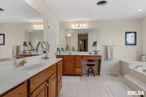 Bath - 2612 Dickens Dr, Springfield, IL 62711 photo 2 of 6