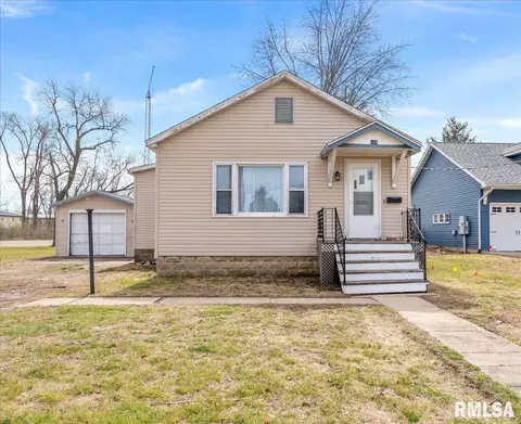 104 W Spruce St, Chatham, IL 62629