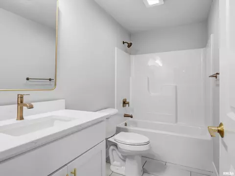 Bath - 1701 Ambleside Dr, Springfield, IL 62711 photo 5 of 5