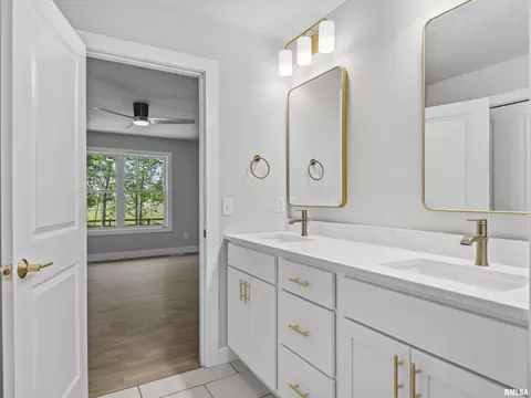Bath - 1701 Ambleside Dr, Springfield, IL 62711 photo 2 of 5