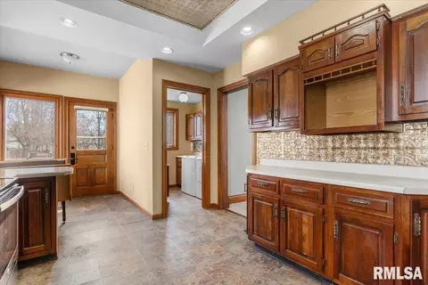 Entry Way - 534 W Vine St, Springfield, IL 62704 photo 2 of 4