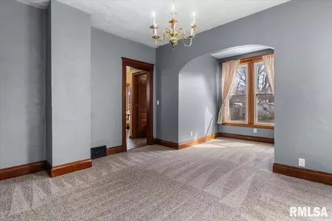 Living - 534 W Vine St, Springfield, IL 62704 photo 5 of 6