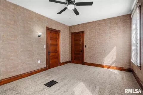 Bedroom - 534 W Vine St, Springfield, IL 62704 photo 6 of 6