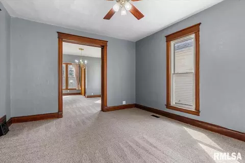 Living - 534 W Vine St, Springfield, IL 62704 photo 1 of 6