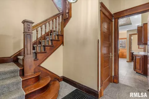 Entry Way - 534 W Vine St, Springfield, IL 62704 photo 4 of 4