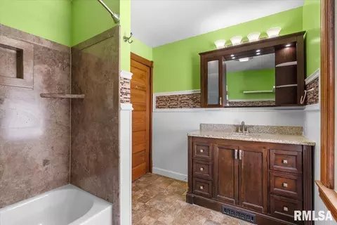 Bath - 534 W Vine St, Springfield, IL 62704 photo 2 of 2