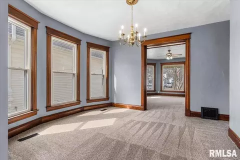 Living - 534 W Vine St, Springfield, IL 62704 photo 6 of 6