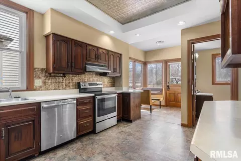 Kitchen - 534 W Vine St, Springfield, IL 62704 photo 1 of 2