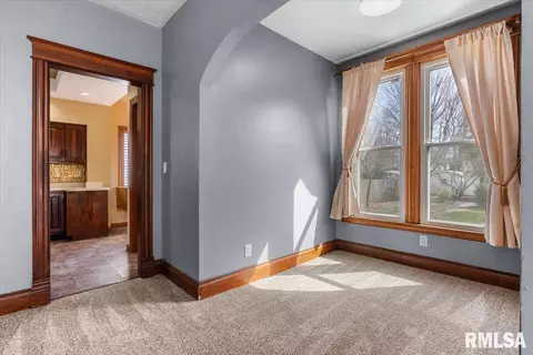 Entry Way - 534 W Vine St, Springfield, IL 62704 photo 1 of 4