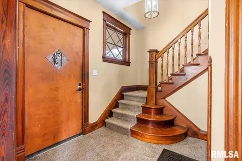 Entry Way - 534 W Vine St, Springfield, IL 62704 photo 3 of 4