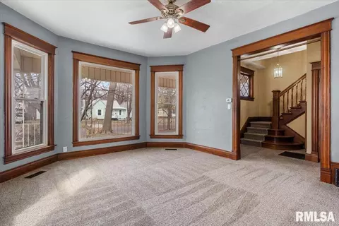 Living - 534 W Vine St, Springfield, IL 62704 photo 2 of 6