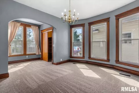 Living - 534 W Vine St, Springfield, IL 62704 photo 4 of 6