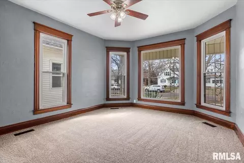 Living - 534 W Vine St, Springfield, IL 62704 photo 3 of 6