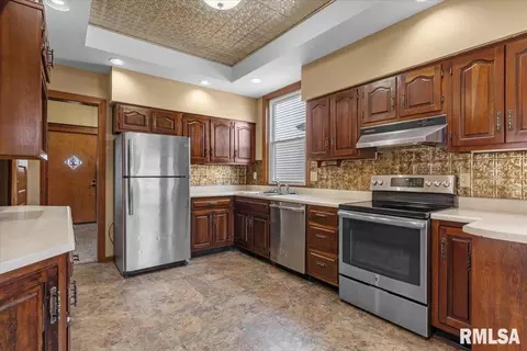 Kitchen - 534 W Vine St, Springfield, IL 62704 photo 2 of 2