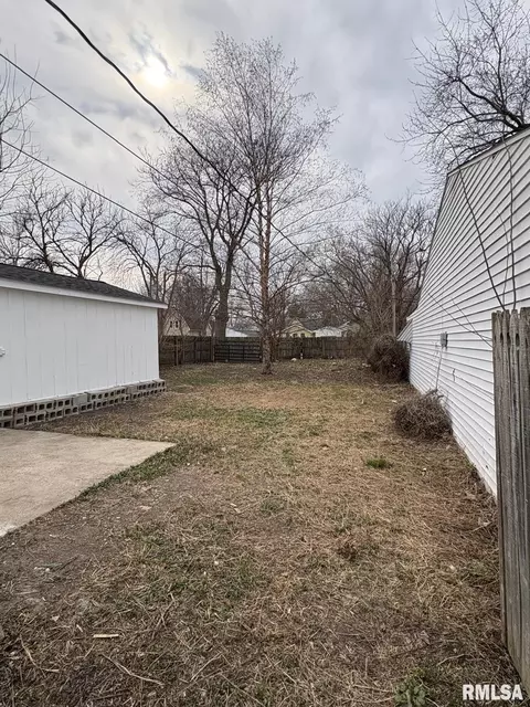 Exterior - 1045 N Osburn Ave, Springfield, IL 62702 photo 2 of 2