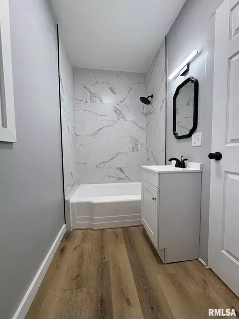 Bath - 1045 N Osburn Ave, Springfield, IL 62702 photo 1 of 4