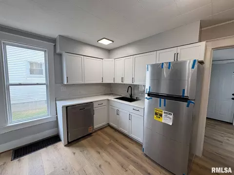 Kitchen - 1045 N Osburn Ave, Springfield, IL 62702 photo 2 of 3