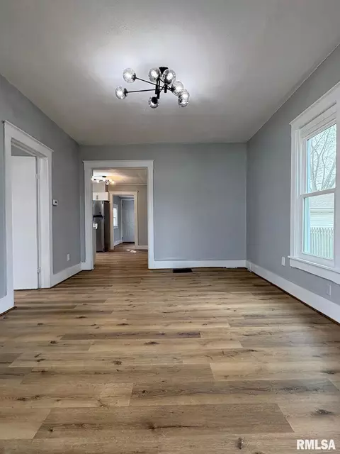 Living - 1045 N Osburn Ave, Springfield, IL 62702 photo 1 of 3