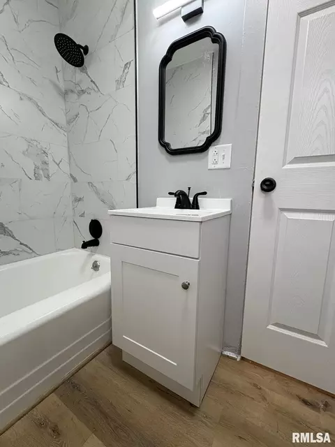 Bath - 1045 N Osburn Ave, Springfield, IL 62702 photo 3 of 4