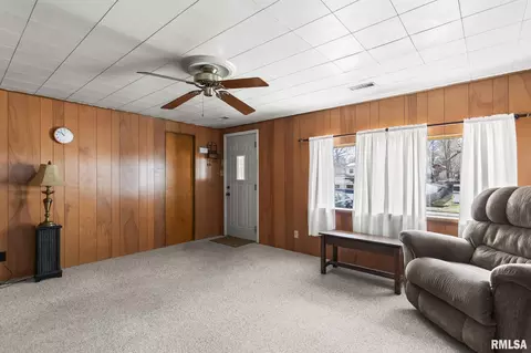 Living - 527 Wood Ave, Springfield, IL 62702 photo 4 of 4