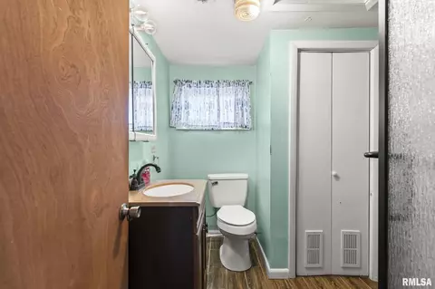 Bath - 527 Wood Ave, Springfield, IL 62702 photo 1 of 2