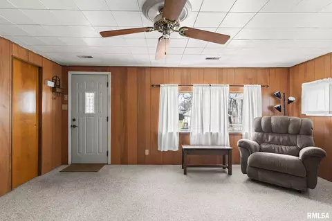 Living - 527 Wood Ave, Springfield, IL 62702 photo 1 of 4