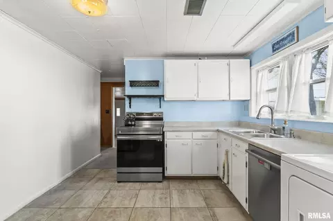 Kitchen - 527 Wood Ave, Springfield, IL 62702 photo 1 of 1