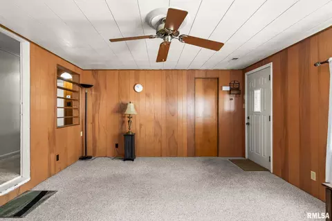 Living - 527 Wood Ave, Springfield, IL 62702 photo 3 of 4