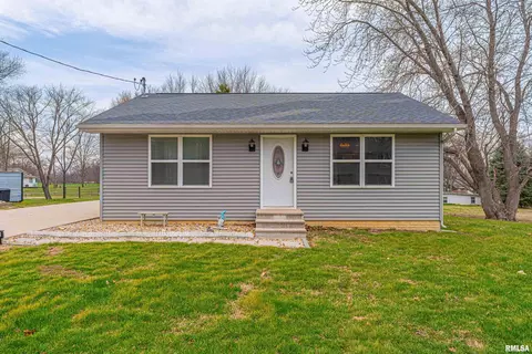 305 E 6th St, Waynesville, IL 61778