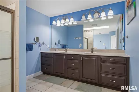 Bath - 2505 Centennial Dr, Springfield, IL 62711 photo 4 of 8