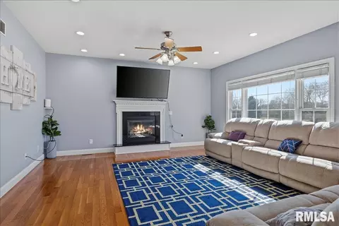 Living - 2505 Centennial Dr, Springfield, IL 62711 photo 2 of 3