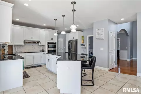 Kitchen - 2505 Centennial Dr, Springfield, IL 62711 photo 4 of 5