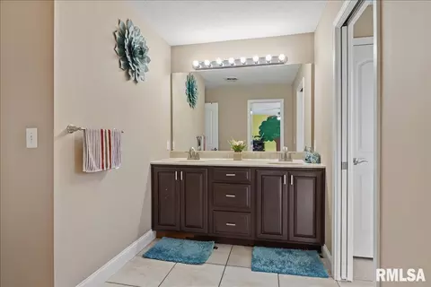 Bath - 2505 Centennial Dr, Springfield, IL 62711 photo 6 of 8