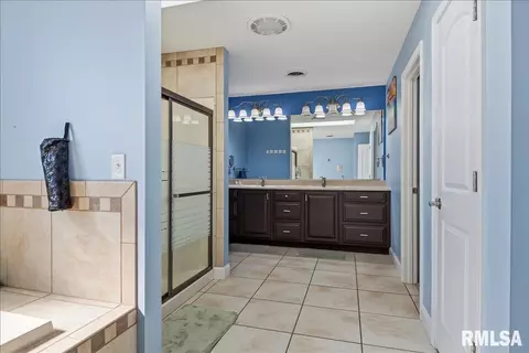 Bath - 2505 Centennial Dr, Springfield, IL 62711 photo 3 of 8