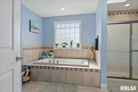 Bath - 2505 Centennial Dr, Springfield, IL 62711 photo 2 of 8