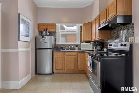 Kitchen - 958 N 2nd St, Springfield, IL 62702 photo 2 of 2