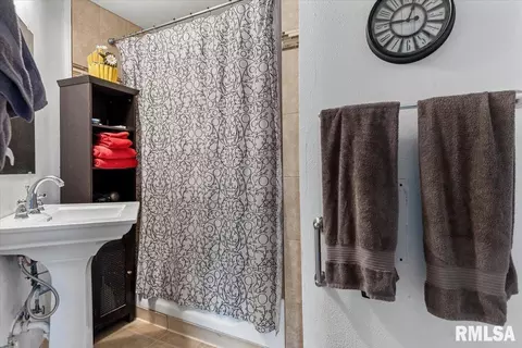 Bath - 958 N 2nd St, Springfield, IL 62702 photo 1 of 1