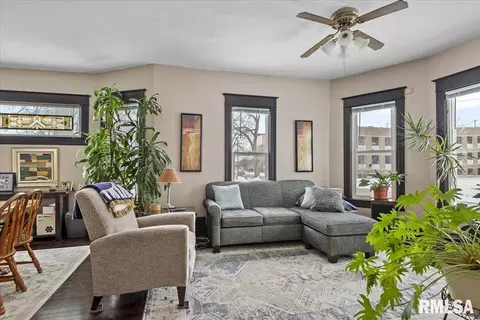 Living - 958 N 2nd St, Springfield, IL 62702 photo 1 of 4