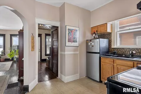 Entry Way - 958 N 2nd St, Springfield, IL 62702 photo 2 of 3