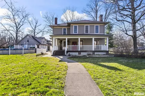 205 S 7th St, Girard, IL 62640