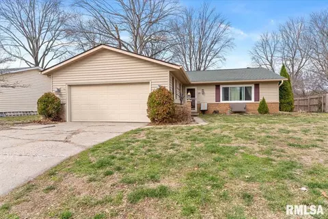 10 Lancelot Dr, Rochester, IL 62563