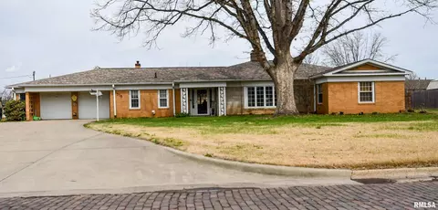 515 W Poplar St, Taylorville, IL 62568