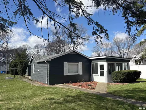 405 S Gillett St, Elkhart, IL 62634