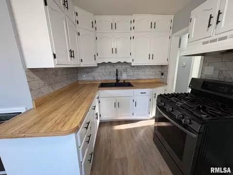Kitchen - 3100 S 5th St, Springfield, IL 62703 photo 2 of 3