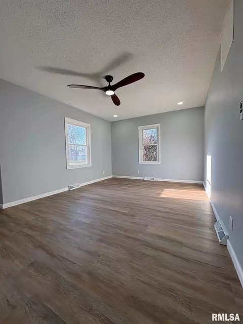 Living - 3100 S 5th St, Springfield, IL 62703 photo 1 of 2