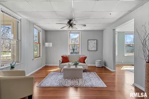 Living - 2817 S Park Ave, Springfield, IL 62704 photo 2 of 7