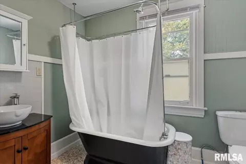 Bath - 2817 S Park Ave, Springfield, IL 62704 photo 2 of 2