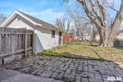 Exterior - 2340 S 7th St, Springfield, IL 62703 photo 2 of 4