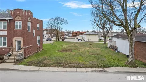 115 N Walnut St, Taylorville, IL 62568